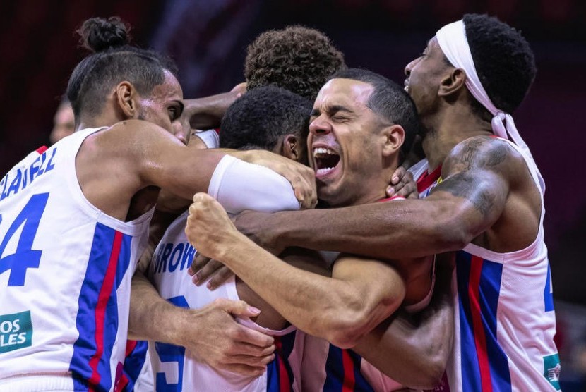 Para pemain Puerto Riko merayakan keberhasilan lolos ke babak kedua grup Piala Dunia FIBA 2019.