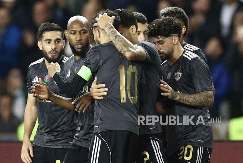 Para pemain Qarabag merayakan gol pertama tim mereka yang dicetak oleh Abdellah Zoubir (tengah) dalam pertandingan pembuka Liga Champions antara Qarabag dan FC Copenhagen di Stadion Tofiq Bahramov, Baku, Azerbaijan, Kamis, 2 Oktober 2025 dini hari WIB.