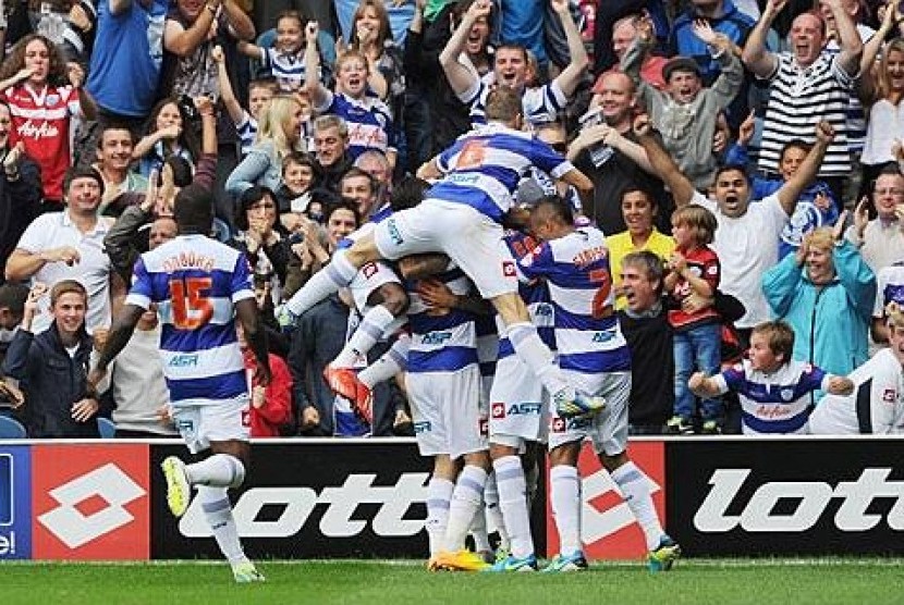 Para pemain Queens Park Rangers (QPR) merayakan gol.