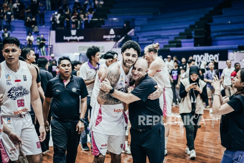 Para pemain Rans Simba Bogor dan pelatih Anthony Garbelotto merayakan kemenangan atas Hangtuah di IBL Gopay 2025.