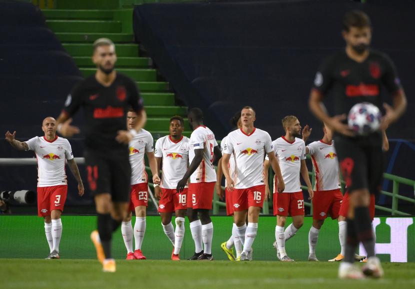 Para pemain RB Leipzig merayakan gol pembuka ke gawang Atletico Madrid.