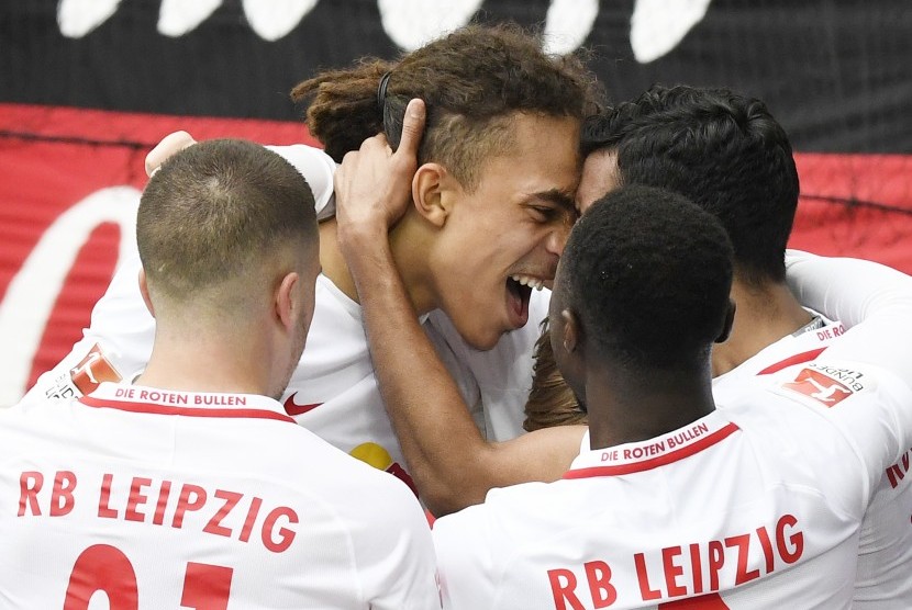 Para pemain RB Leipzig merayakan gol Yussuf Poulsen (tengah) pada laga Bundesliga lawan Bayer Leverkusen, di Red Bull Arena, Sabtu (8/4). Leipzig menang 1-0.