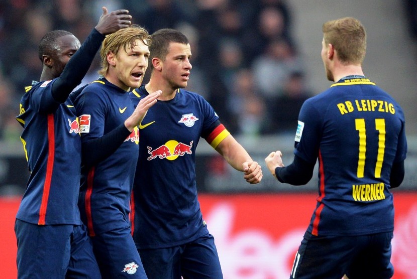 Para pemain RB Leipzig saat laga Bundesliga lawan Muenchengladbach, pada Ahad (19/2).