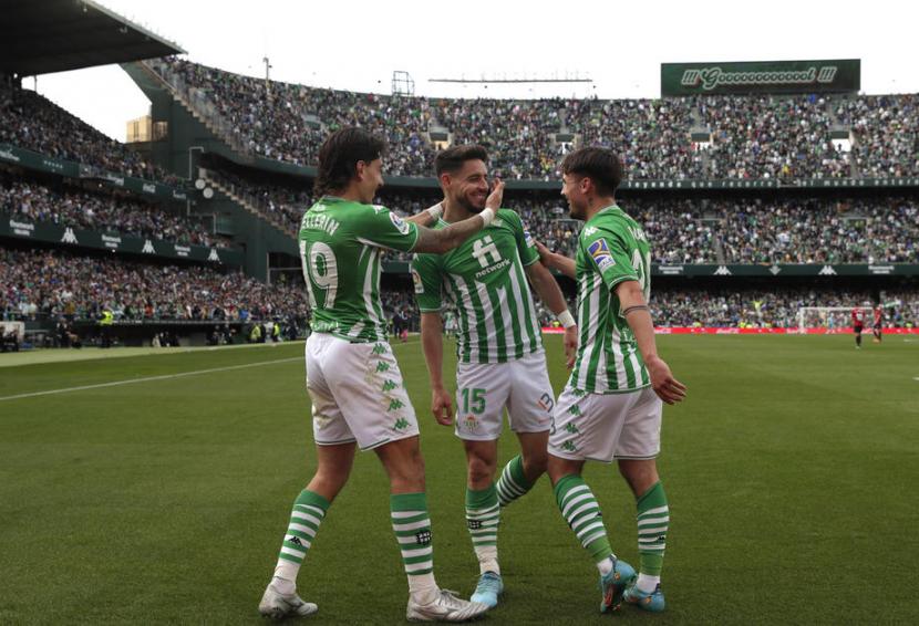 Para pemain Real Betis merayakan gol Alex Moreno (tengah) pada laga La Liga melawan Osasuna di Stadion Benito Villamarin, Sevilla, Ahad (3/4/2022). Real Betis menang besar 4-0.