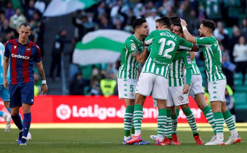 Para pemain Real Betis merayakan gol pada laga lanjutan La Liga melawan Levante di Benito Villamarin, Seville, Ahad (28/11). Betis menang 3-1.