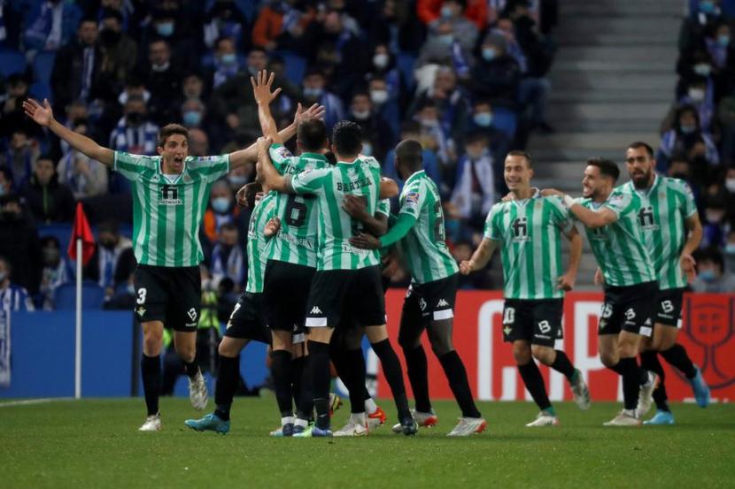 Para pemain Real Betis merayakan keberhasilan lolos ke semifinal setelah menyingkirkan Real Sociedad dengan kemenangan 4-0.