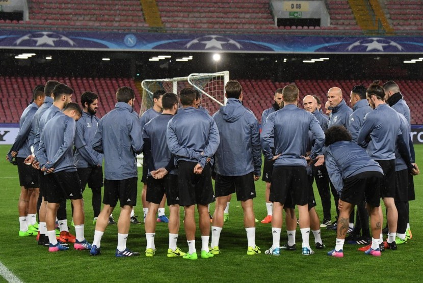 Para pemain Real Madrid berkumpul saat sesi latihan di San Paolo, Senin (6/3). Madrid akan melakoni leg kedua perdelapan final Liga Champions lawan Napoli malam nanti.