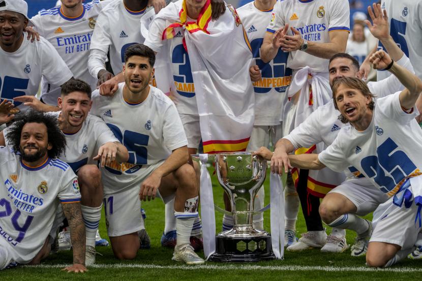  Para pemain Real Madrid berpose dengan trofi untuk merayakan gelar La Liga tim 
