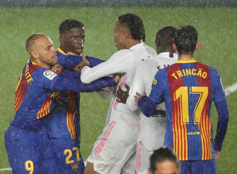 Para pemain Real Madrid dan Barcelona berselisih pada laga El Clasico.