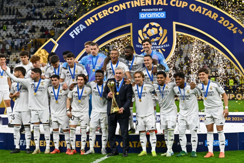 Para pemain Real Madrid dan pelatih Carlo Ancelotti merayakan gelar juara Piala Interkontinental setelah mengalahkan Pachuca di Doha, Qatar, Kamis (19/12/2024) dini hari WIB.