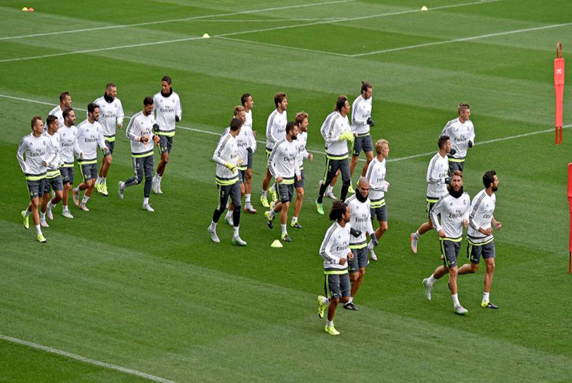  Para pemain Real Madrid melakukan latihan ringan di Stadion AAMi Park di Melbourne. 