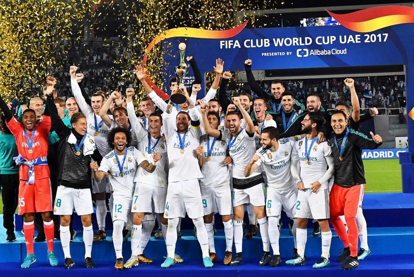 Para pemain Real Madrid melakukan selebrasi setelah mengalahkan Gremio 1-0 pada final Piala Dunia Antarklub 2017 di Abu Dhabi, Sabtu (17/12).