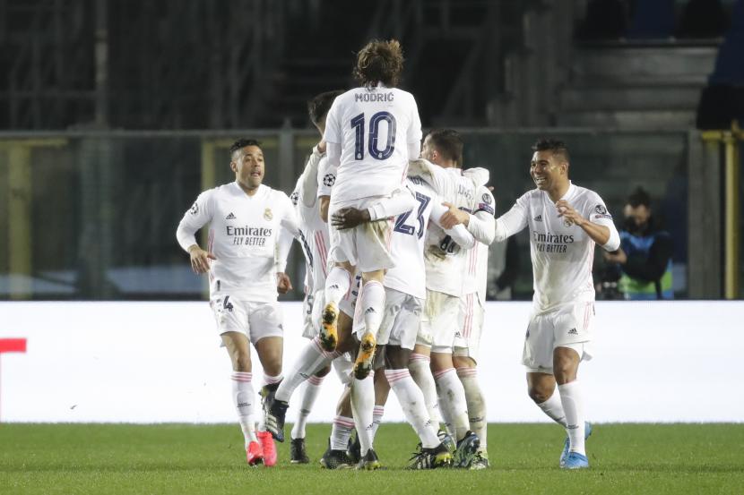  Para pemain Real Madrid merayakan bersama rekan setimnya Ferland Mendy setelah mencetak gol pembuka timnya di babak 16 besar Liga Champions, pertandingan sepak bola leg pertama antara Atalanta dan Real Madrid, di Stadion Gewiss di Bergamo, Rabu, 24 Februari 2021.