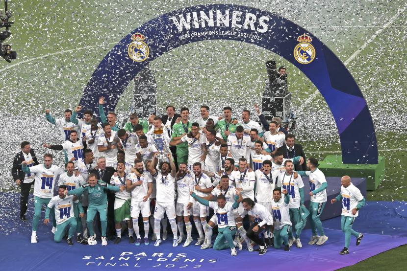 Para pemain Real Madrid merayakan dengan trofi setelah memenangkan pertandingan sepak bola final Liga Champions antara Liverpool dan Real Madrid di Stade de France di Saint Denis dekat Paris, Sabtu, 28 Mei 2022.