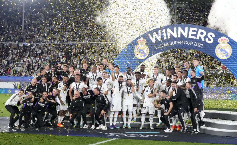  Para pemain Real Madrid merayakan dengan trofi setelah memenangkan pertandingan sepak bola final Piala Super UEFA antara Real Madrid dan Eintracht Frankfurt di Stadion Olimpiade Helsinki, Finlandia, Kamis (11/8/2022) dini hari WIB.