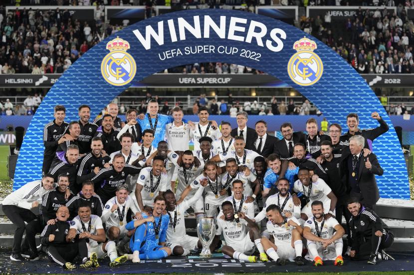  Para pemain Real Madrid merayakan dengan trofi setelah memenangkan pertandingan sepak bola final Piala Super UEFA antara Real Madrid dan Eintracht Frankfurt di Stadion Olimpiade Helsinki, Finlandia, Kamis (11/8/2022) dini hari WIB. Real Madrid menang 2-0.