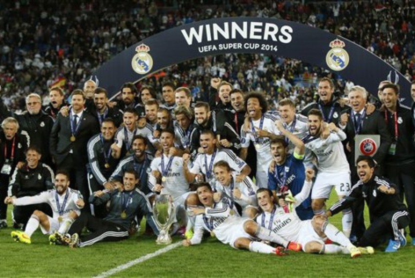 Para pemain Real Madrid merayakan gelar Piala Super Eropa.