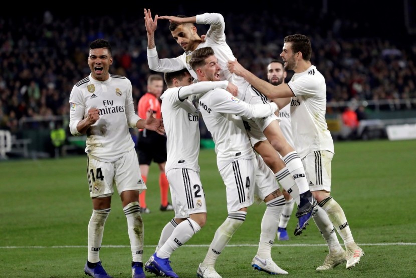 Para pemain Real Madrid merayakan gol Dani Ceballos.