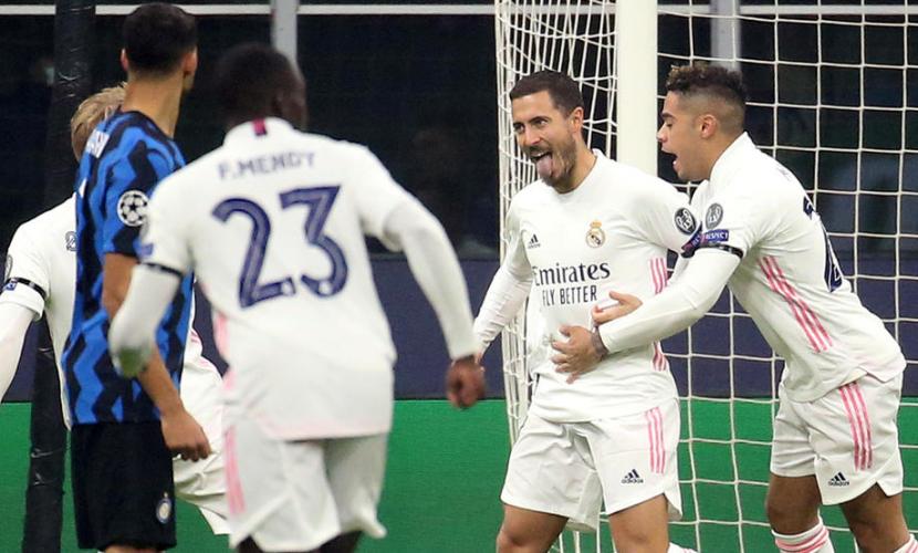 Para pemain Real Madrid merayakan gol Eden Hazard (tengah) ke gawang Inter Milan pada laga Liga Champions di Giuseppe Meazza, Kamis (26/11) dini hari WIB. Madrid sementara unggul 1-0.