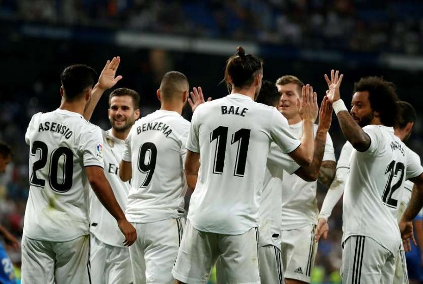 Para pemain Real Madrid merayakan gol Gareth Bale (tengah) ke gawang Getafe.