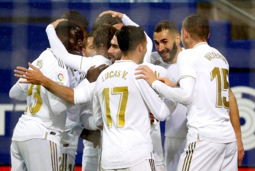 Para pemain Real Madrid merayakan gol Karim Benzema ke gawang Eibar.