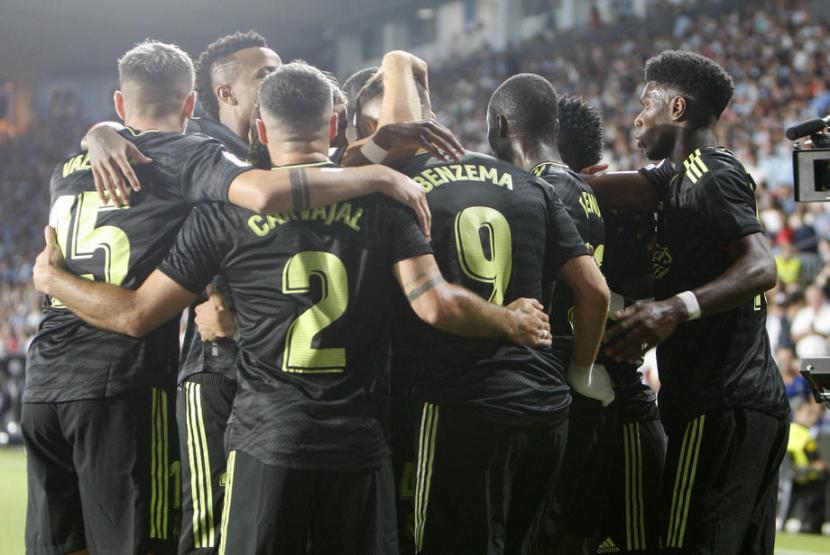 Para pemain Real Madrid merayakan gol Karim Benzema ke gawang Celta Vigo dalam lanjutan La Liga SPanyol, Ahad (21/8/2022) dini hari WIB.