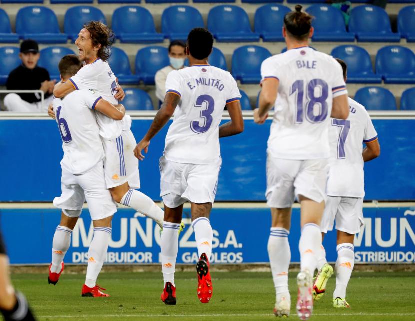 Para pemain Real Madrid merayakan gol ke gawang Alaves pada pertandingan pembuka Liga Spanyol, Ahad (15/8) dini hari WIB.