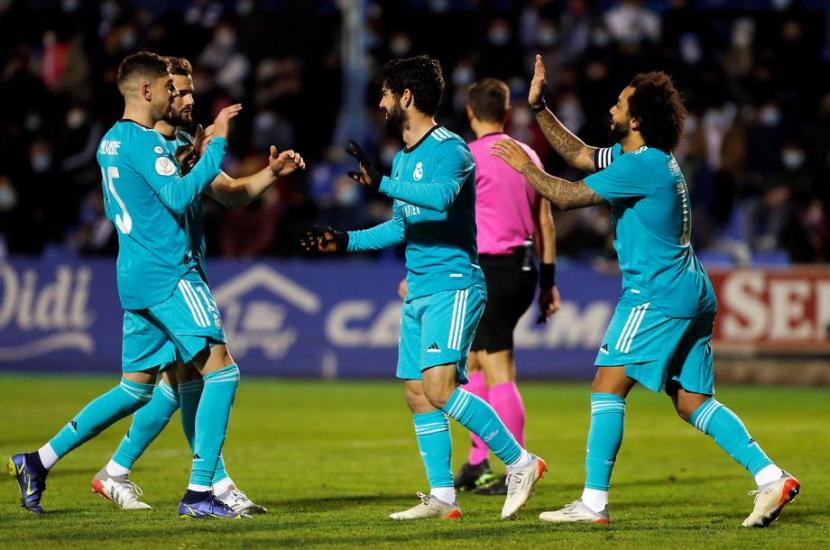 Para pemain Real Madrid merayakan gol ke gawang Alyocano pada babak 32 besar Copa del Rey, Kamis (6/1/2022) dini hari WIB. 