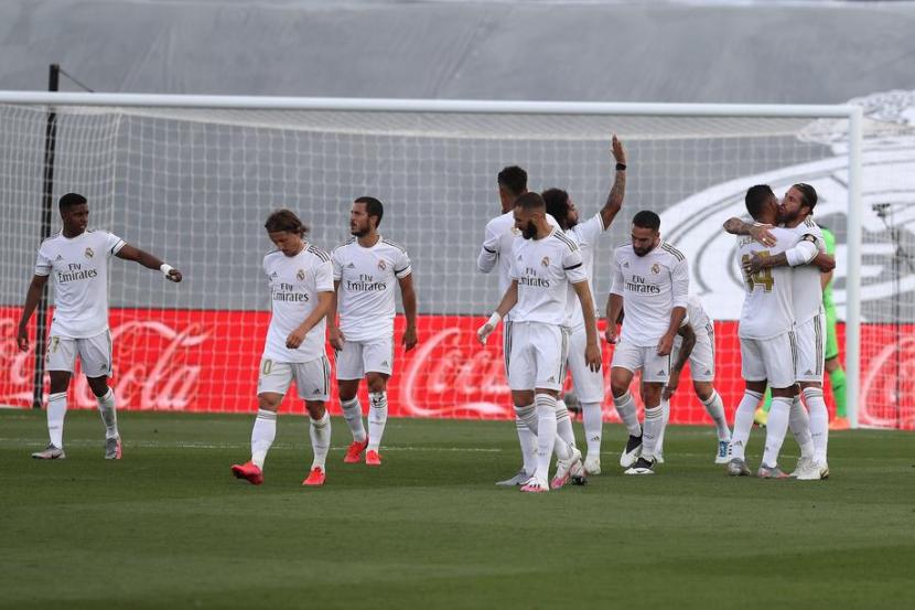 Para pemain Real Madrid merayakan gol pada pertandingan La Liga Spanyol di tengah pandemi.