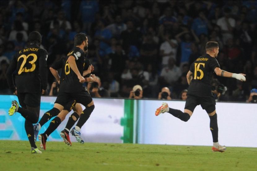 Para pemain Real Madrid merayakan gol kemenangan 3-2 atas Napoli di Liga Champions.