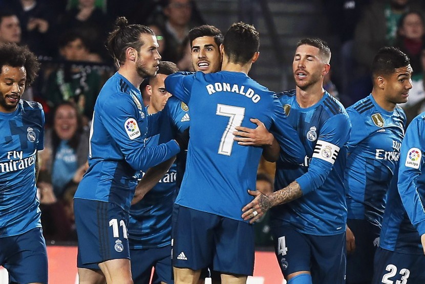 Para pemain Real Madrid merayakan gol Marco Asensio (tengah) pada laga La Liga lawan Real Betis di Stadion Benito Villamarin, Senin (19/2) dini hari WIB. Madrid menang 5-3. 