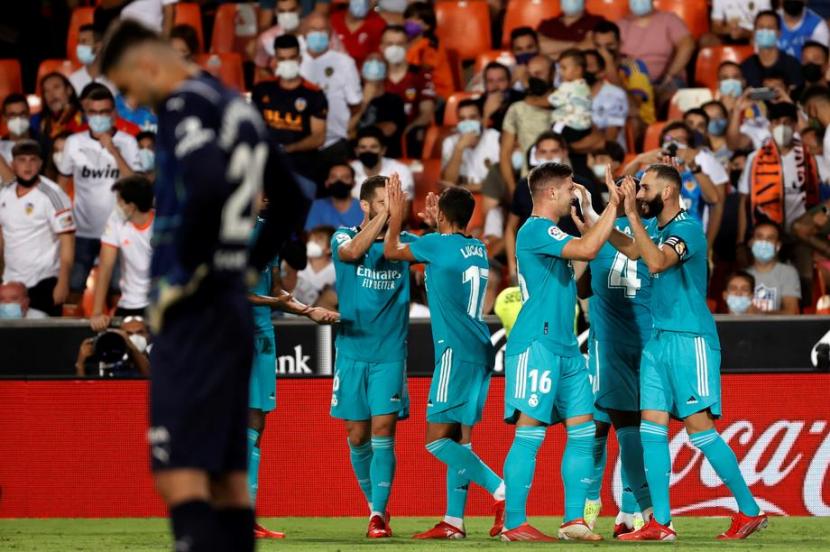 Para pemain Real Madrid merayakan gol pada laga lanjutan La Liga melawan Valencia di Stadion Mestalla, Senin (20/9) dini hari WIB. Madrid menang 2-1 pada laga ini. 