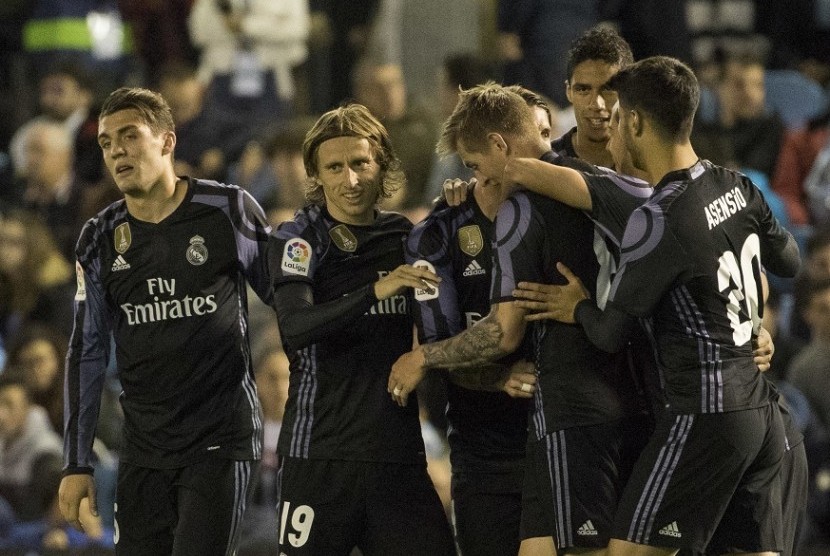 Para pemain Real Madrid merayakan gol saat mengalahkan Celta Vigo 4-1.