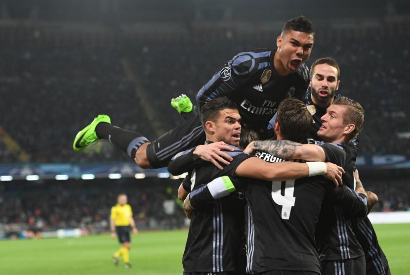 Para pemain Real Madrid merayakan gol Sergio Ramos ke gawang Napoli pada laga Liga Champions di San Paolo, Rabu (8/3) dini hari WIB. Madrid berhasil ke perempat final.