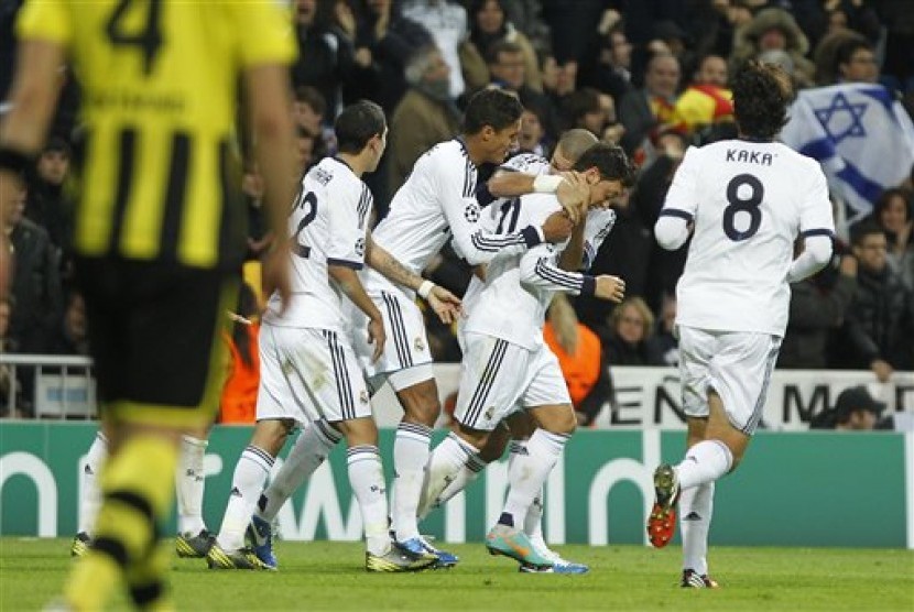 Para pemain Real Madrid merayakan gol yang dicetak Mesut Ozil pada laga melawan Borussia Dortmund pada lanjutan Grup D Liga Champions di Santiago Bernabeu, Rabu (7/11) dini hari. Laga berakhir imbang 2-2.