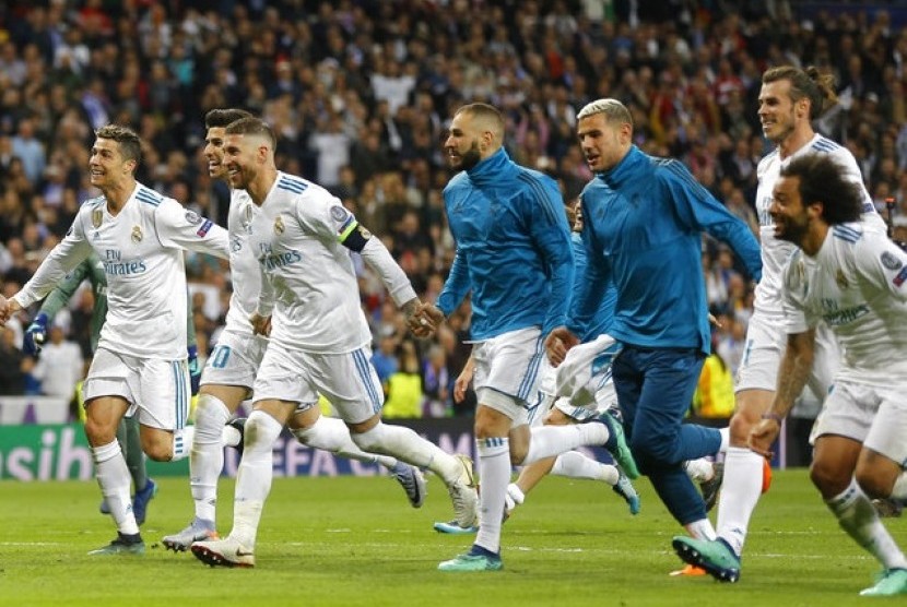 Para pemain Real Madrid saat merayakan kemenangan.  Real Madrid mengambil langkah untuk menghentikan penyebaran virus corona menjelang pertandingan melawan Eibar pada akhir pekan nanti.(AP Photo/Francisco Seco)