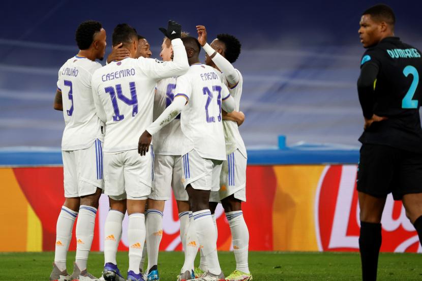 Para pemain Real Madrid merayakan setelah mencetak gol pembuka pada pertandingan sepak bola grup D Liga Champions UEFA antara Real Madrid dan Inter Milan di stadion Santiago Bernabeu di Madrid, Spanyol, 07 Desember 2021. 