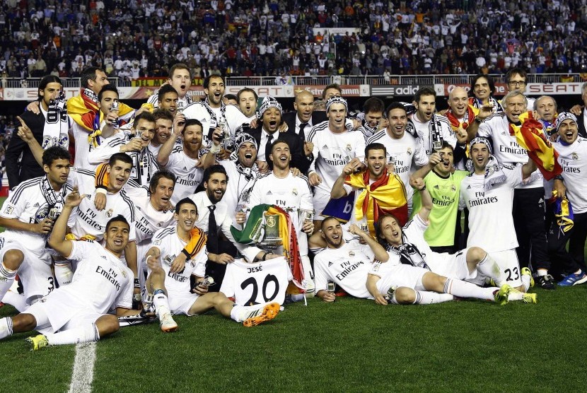 Para pemain Real Madrid merayakan trofi Copa del Rey 2014.