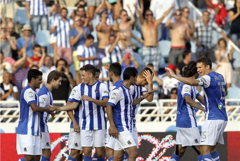 Para pemain Real Sociedad merayakan kemenangan.