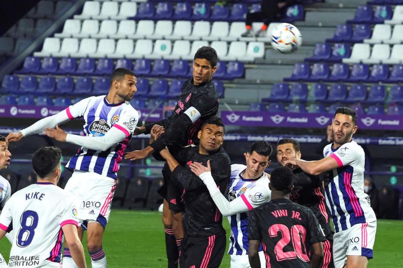 Para pemain Real Valladolid dan Real Madrid berebut bola di udara pada laga La Liga di Stadion Nuevo Jose Zorrilla, Ahad (21/2) dini hari WIB. Madrid menang 1-0 pada laga ini. 