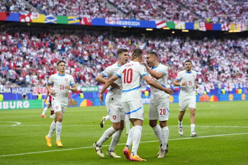 Para pemain Republik Ceko merayakan gol pertama bagi timnya selama pertandingan Grup F Euro 2024 melawan Georgia di Hamburg, Jerman, Sabtu (22/6/2024).