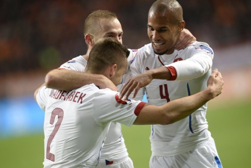 Para pemain Republik Cheska merayakan gol ke gawang Belanda.