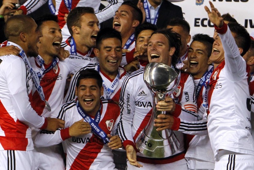 Para pemain River Plate merayakan gelar Torneo Final 2014.