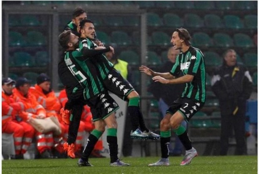 Para pemain Sassuolo merayakan gol Nicola Sansone ke gawang Juventus.