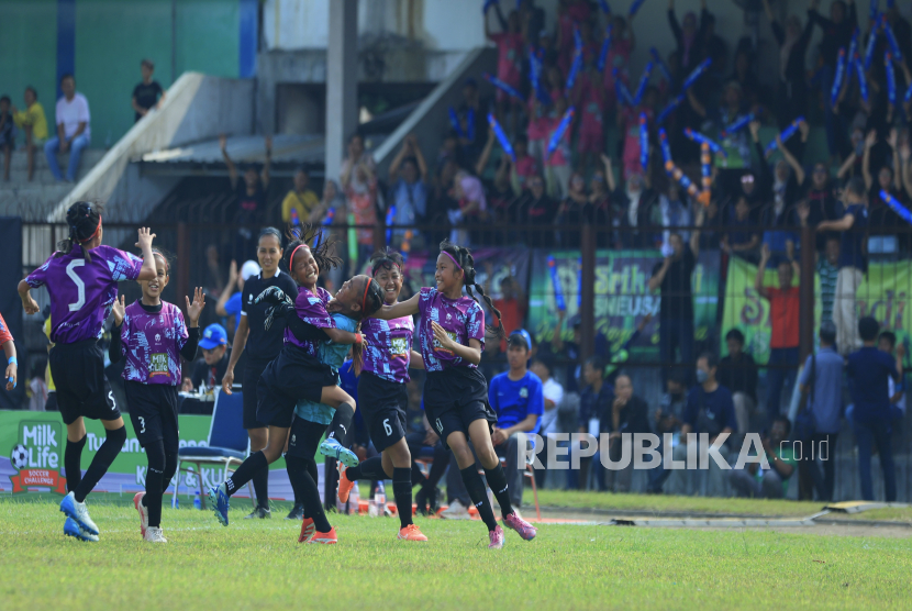 Para pemain SDN Ungaran melakukan selebrasi usai mencetak gol ke gawang SDN Imogiri 3 pada laga final MilkLife Soccer Challenge - Yogyakarta 2025 Kelompok Umur (KU) 10 di Stadion Tridadi, Sleman, Ahad (22/6/2025).