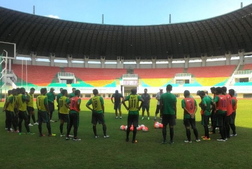 Para pemain seleksi timnas Indonesia mendengarkan arahan pelatih Alfred Riedl.