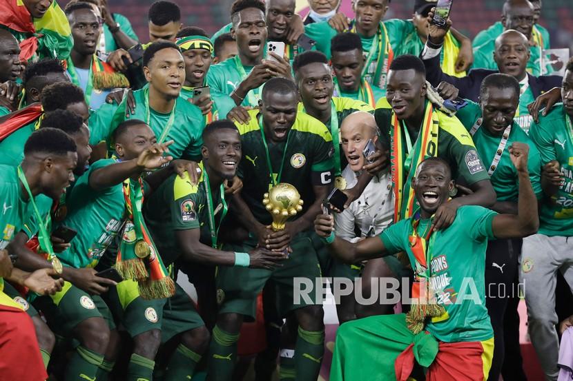  Para pemain Senegal merayakan dengan trofi setelah memenangkan pertandingan sepak bola final Piala Afrika 2021 melawan Mesir di Stadion Olembe di Yaounde, Kamerun, Senin (7/2/2022) dini hari WIB.