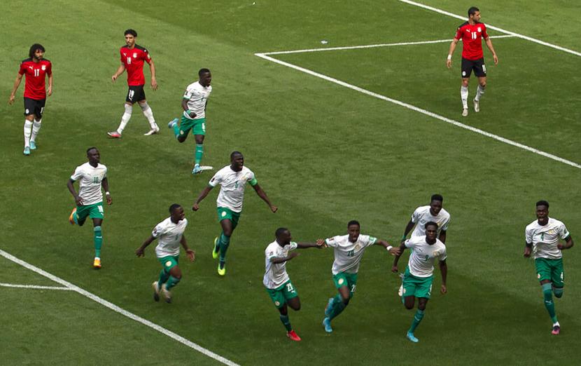 Para pemain Senegal merayakan gol ke gawang Mesir pada kualifikasi Piala Dunia 2022 Qatar.
