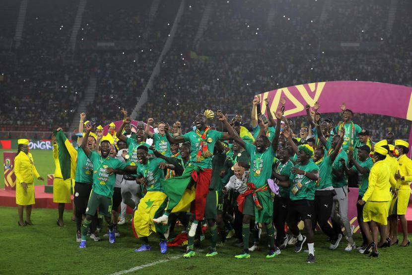 Para pemain Senegal merayakan keberhasilan menjuarai Piala Afrika 2021 setelah mengalahkan Mesir 4-2 lewat adu penalti di final, Senin (7/2/2022) dini hari WIB.