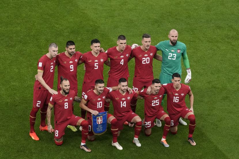 Para pemain Serbia berpose untuk foto tim sebelum dimulainya pertandingan sepak bola grup G Piala Dunia antara Brasil dan Serbia, di Stadion Lusail di Lusail, Qatar pada Kamis, 24 November 2022. 